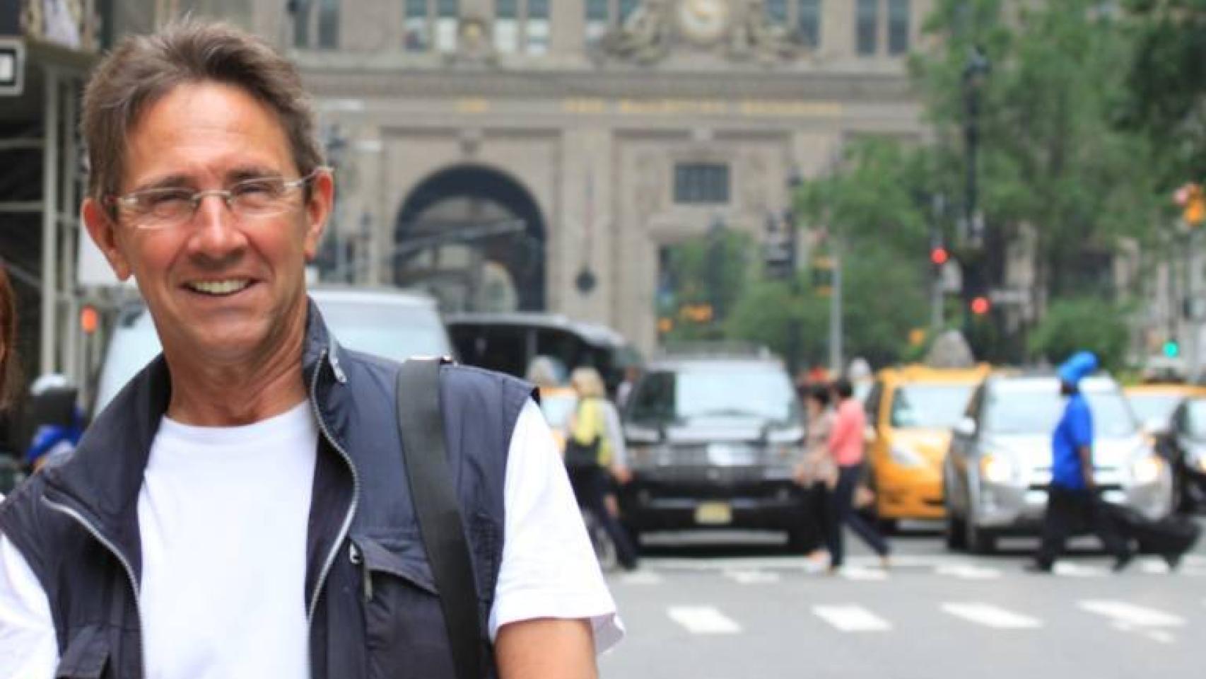Ricardo Bellveser, en una calle de Nueva York.