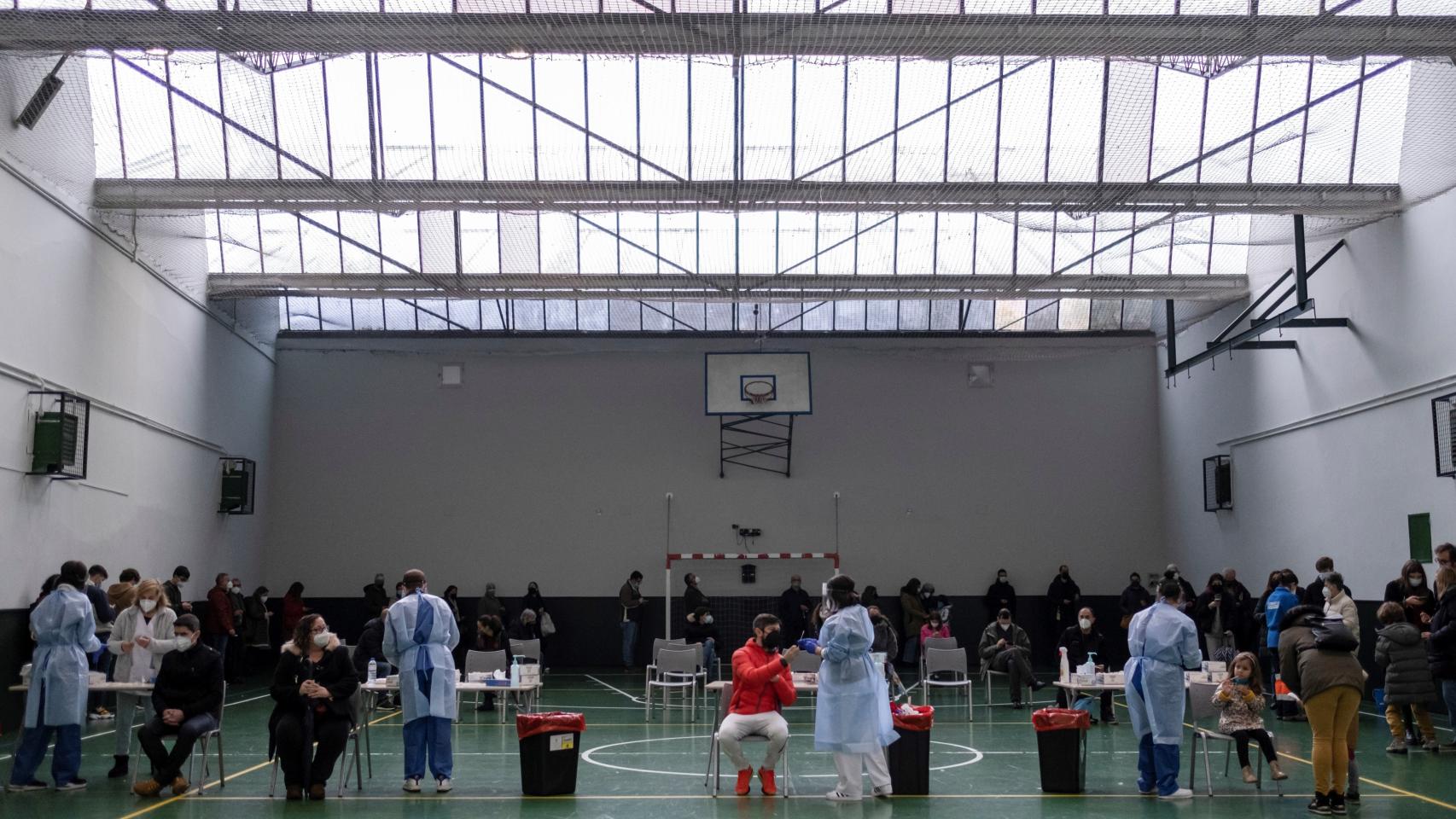 Pabellón en el que se realizan test de antígenos en Ourense, Galicia.