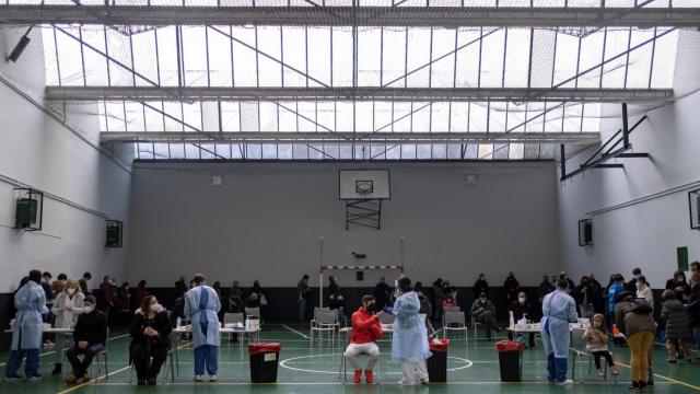 Pabellón en el que se realizan test de antígenos en Ourense, Galicia.