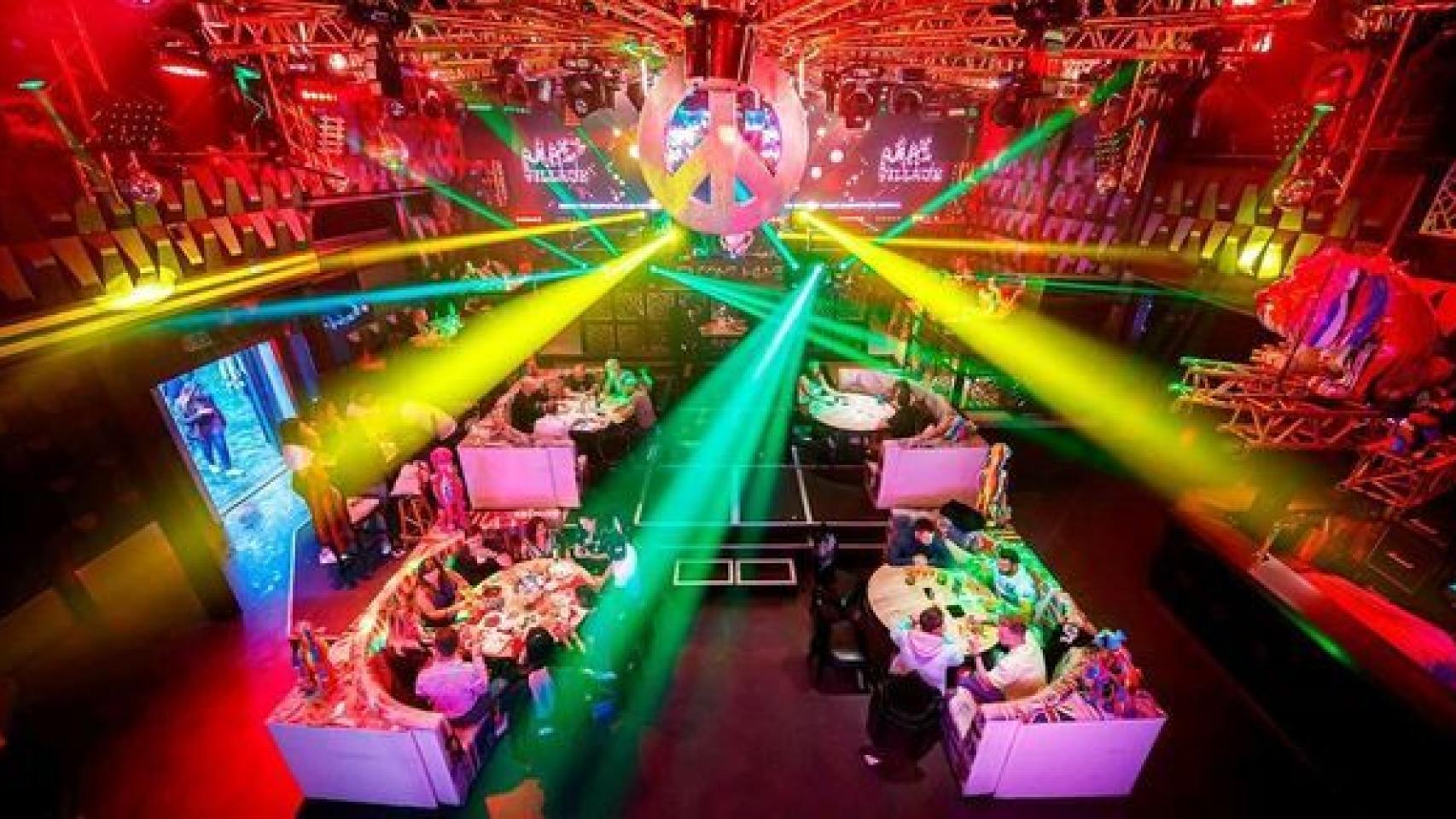 Fiesta en una discoteca. EP
