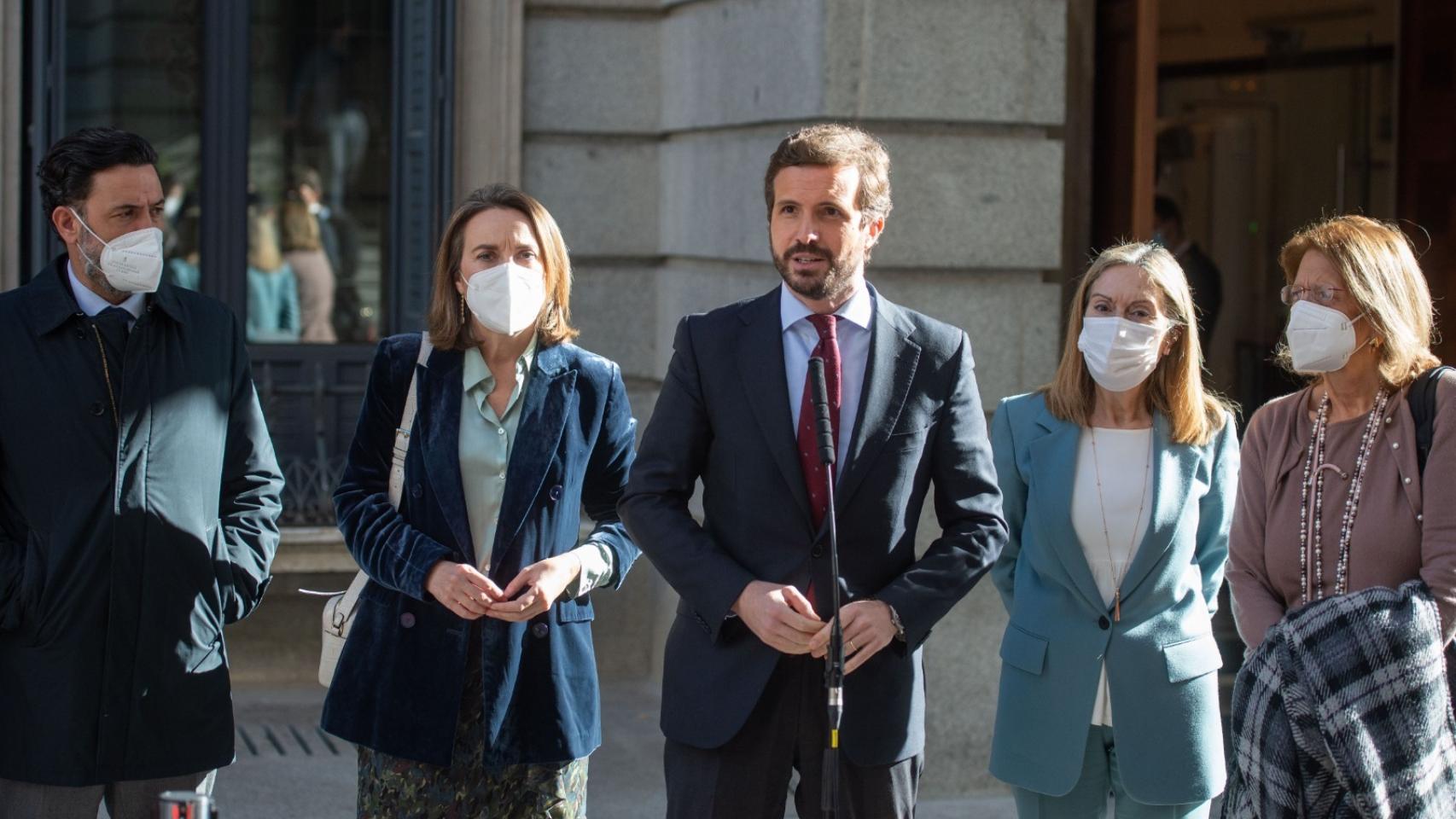 Casado (c), junto a Cuca Gamarra (i) y Ana Pastor (d), este martes.