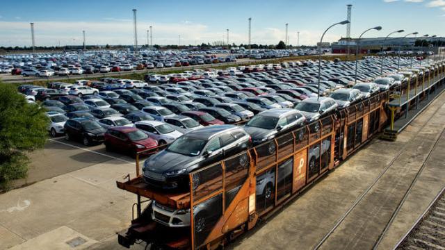 Vehículos almacenados junto a Ford Almussafes. EE