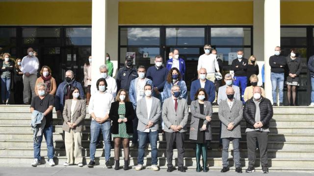 La corporación municipal de Torremolinos junto al presidente de la Diputación, Francis Salado.