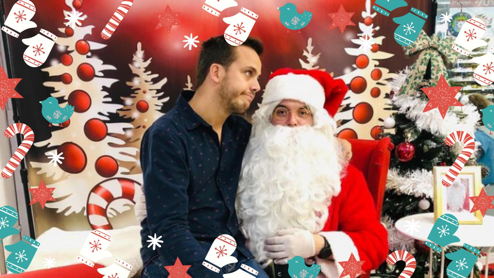 Tomás García en una foto de archivo con Papá Noel.