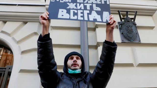 Un simpatizante de Memorial sostiene una pancarta en la que se lee 'Viviremos para siempre' durante una audiencia del Tribunal Supremo ruso en Moscú.