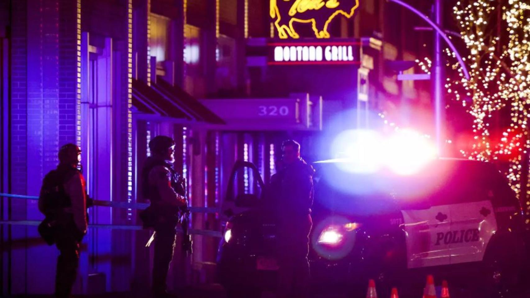 La policía fuera del centro comercial Belmar donde el sospechoso ha matado a varias personas.