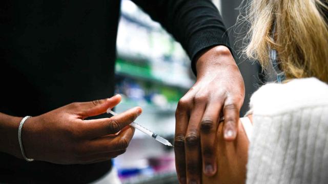 Una joven recibe una vacuna.