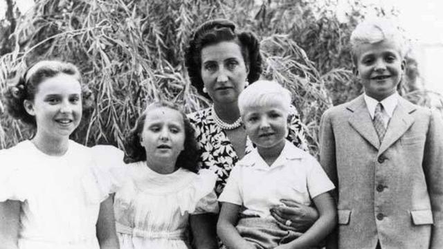 Las infantas Pilar y Margarita de Borbón junto a María de las Mercedes, que tiene en su regazo al pequeño Alfonso. A la derecha, Juan Carlos de Borbón.