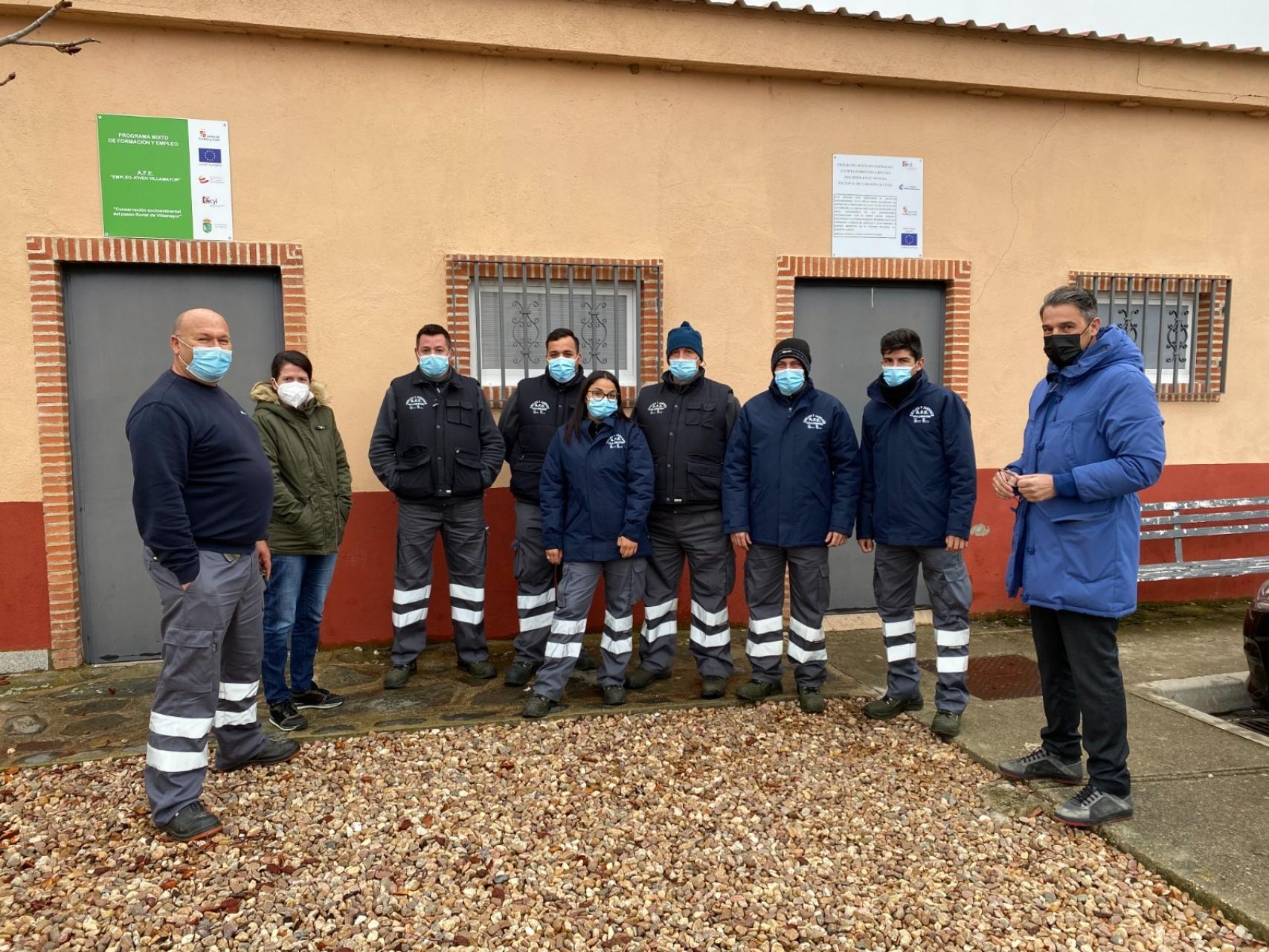 El alcalde de Villamayor visita uno de los talleres formativos