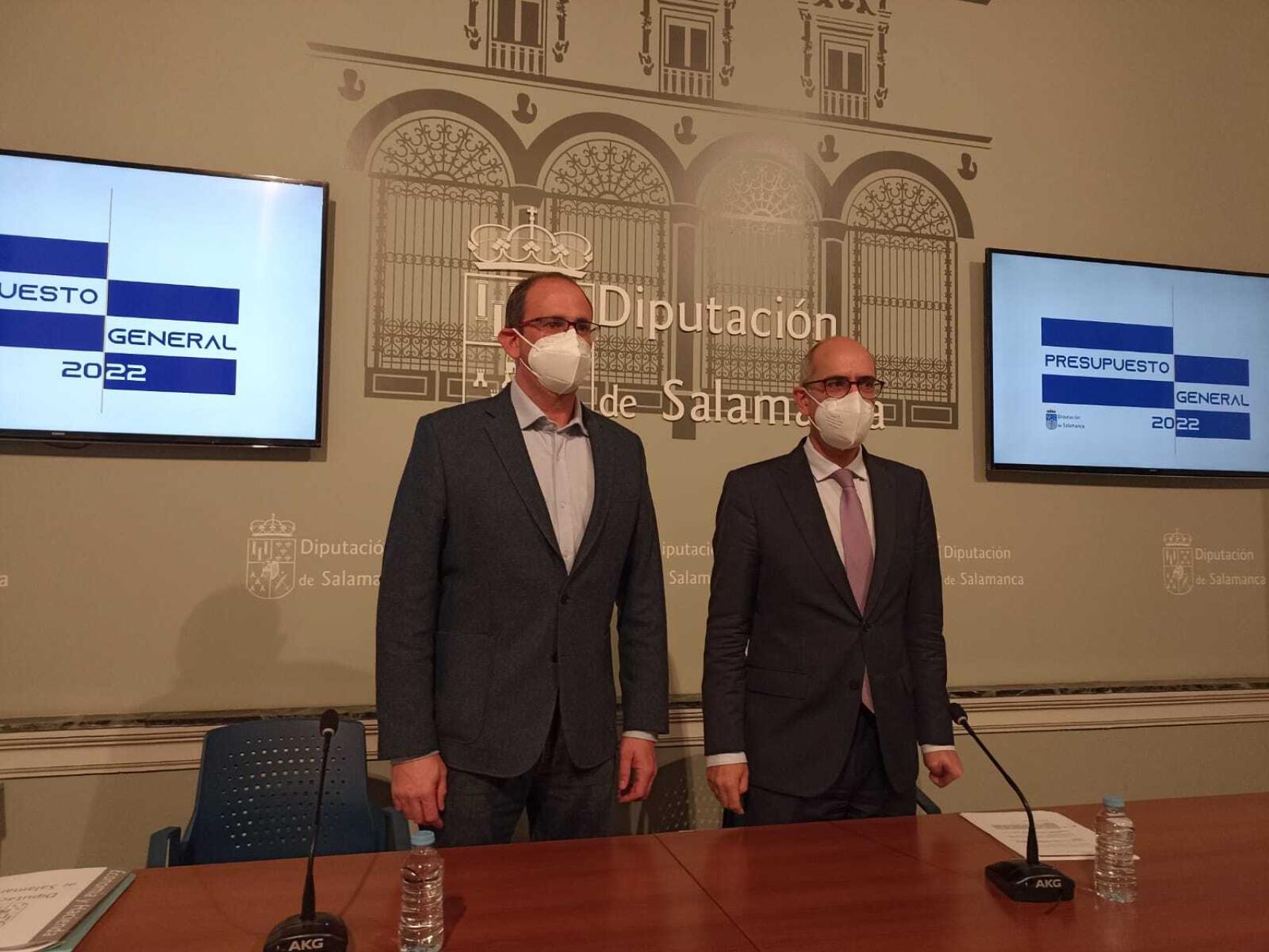 El diputado de Economía y Hacienda, Antonio Luis Sánchez, y el presidente de la Diputación, Javier Iglesias