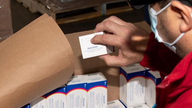 Empleados de Pfizer se preparan para repartir lotes de Paxlovid en Memphis, Tennessee. Reuters.