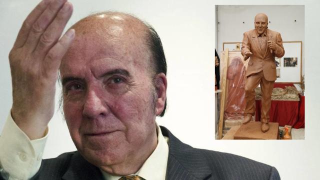 Chiquito de la Calzada en montaje de EL ESPAÑOL junto a su estatua de bronce.