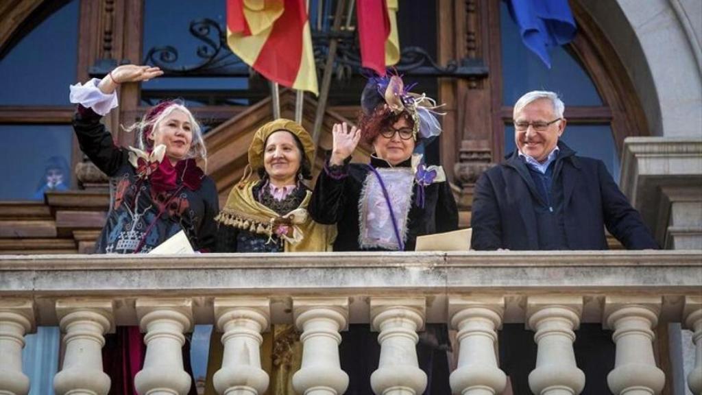 Las 'magas republicanas', recibidas por Joan Ribó en el balcón del Ayuntamiento de Valencia. EFE