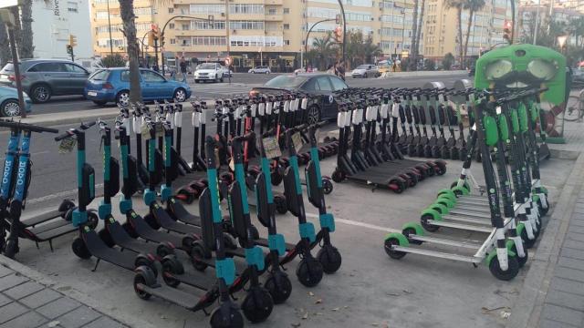 Imagen de archivo de patinetes eléctricos aparcados en uno de los puntos habilitados en Málaga.