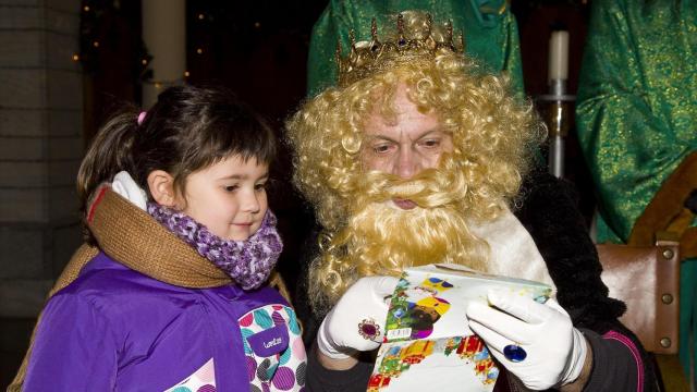 Una niña muestra su carta a Melchor.