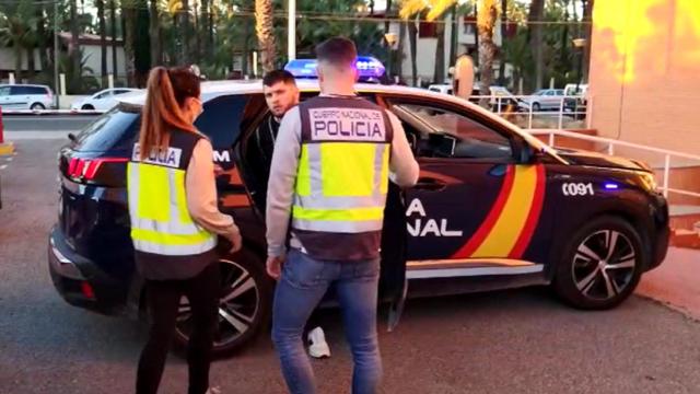 El detenido por el crimen machista de Elche es conducido a dependencias policiales.