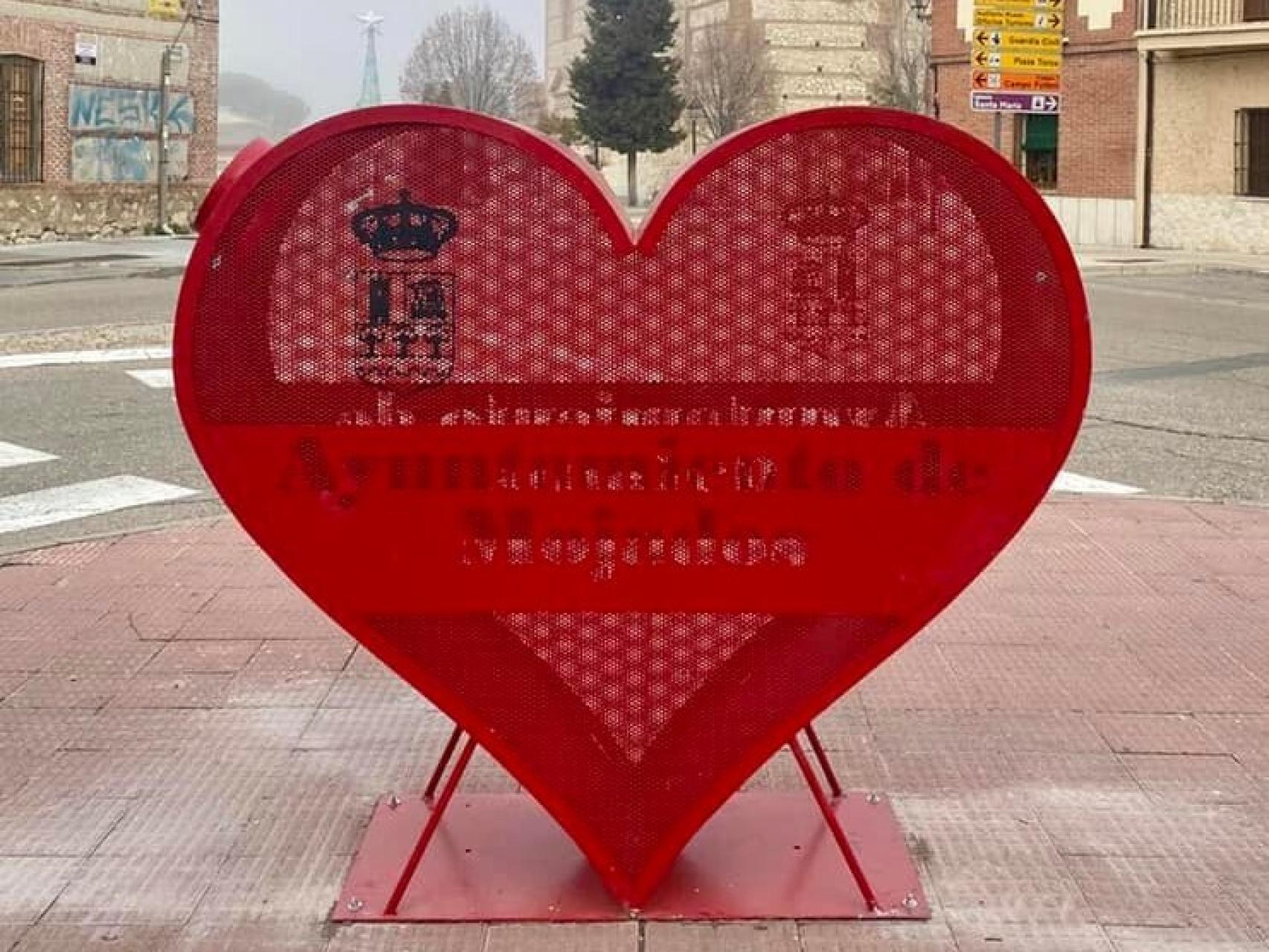 Corazón instalado en Mojados con un fin solidario