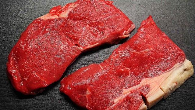 Dos filetes de carne de vacuno.