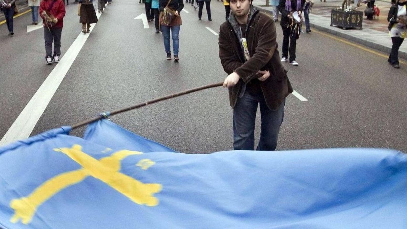 Un manifestante a favor del bable.