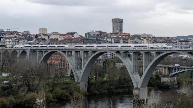 Tren de alta velocidad llegando en Ourense.