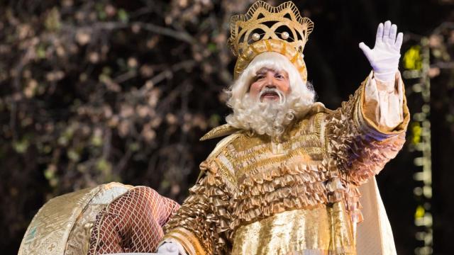 Melchor saluda a los niños en una Cabalgata.