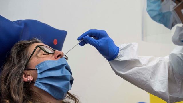 Una mujer se somete a una prueba PCR.
