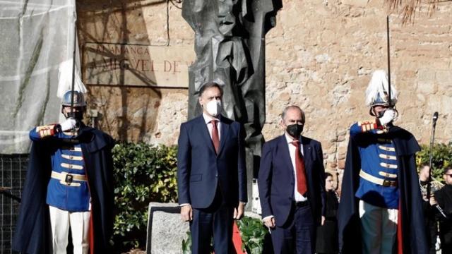 Carlos García Carbayo y Vicente González realizaron la ofrenda floral