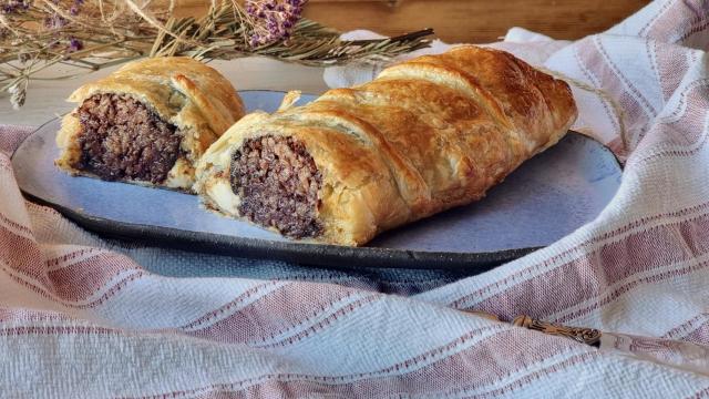 Hojaldre de morcilla con higos y queso tetilla, un entrante muy fácil