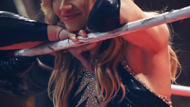 La estrella de la lucha libre Scarlett Bourdeaux durante una combate