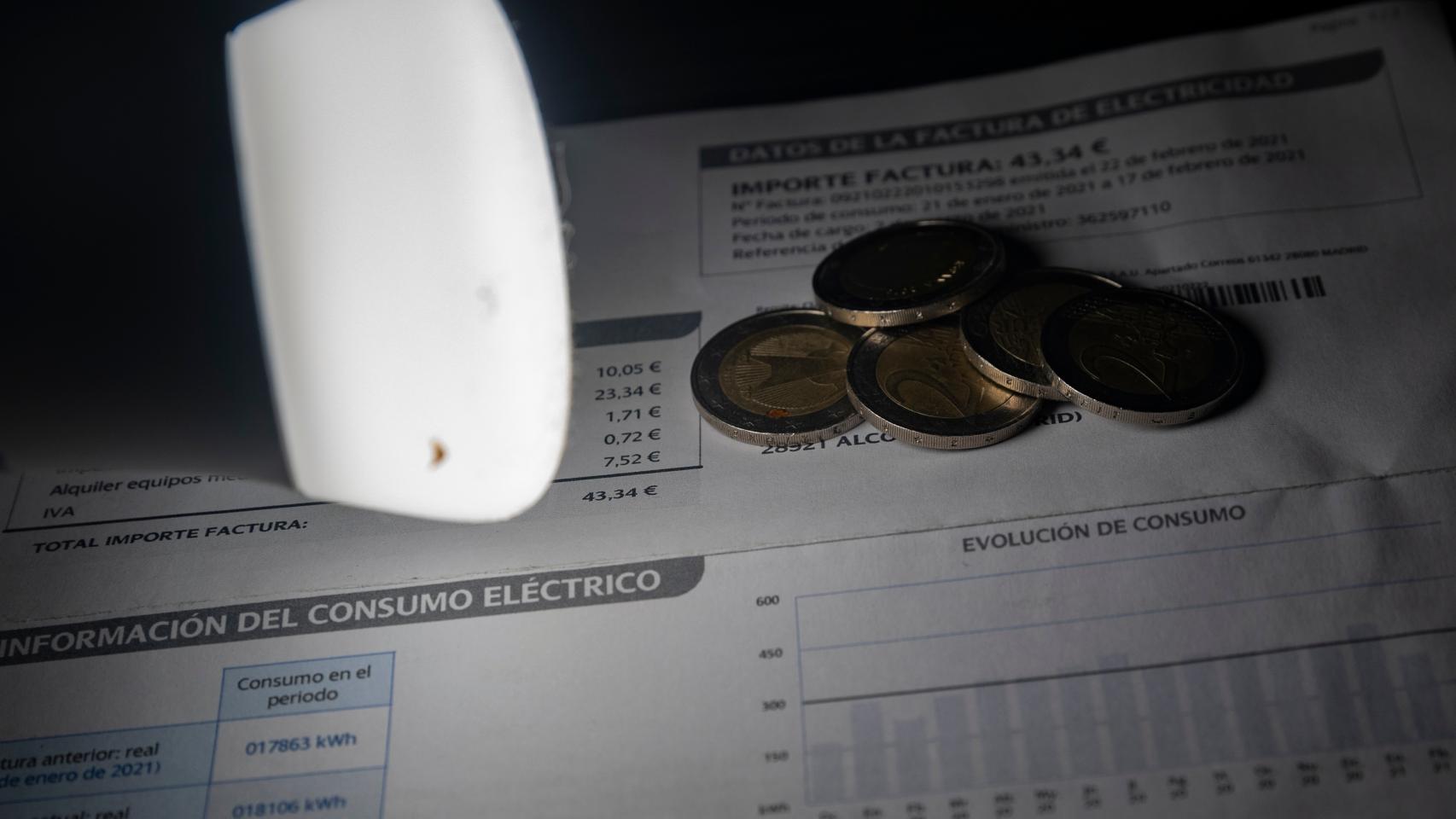 Una lámpara y la factura de la luz