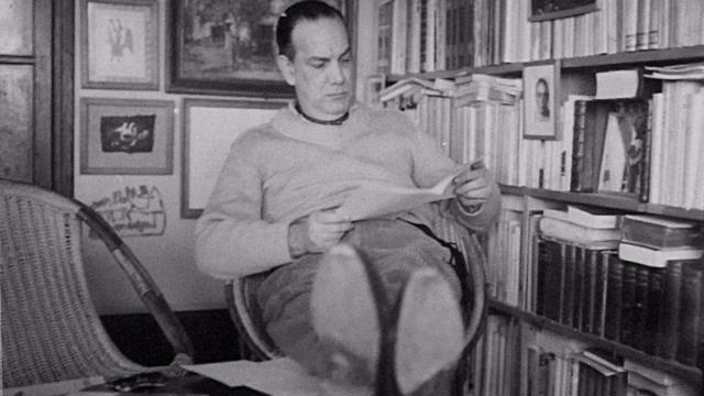 Camilo José Cela (leyendo).