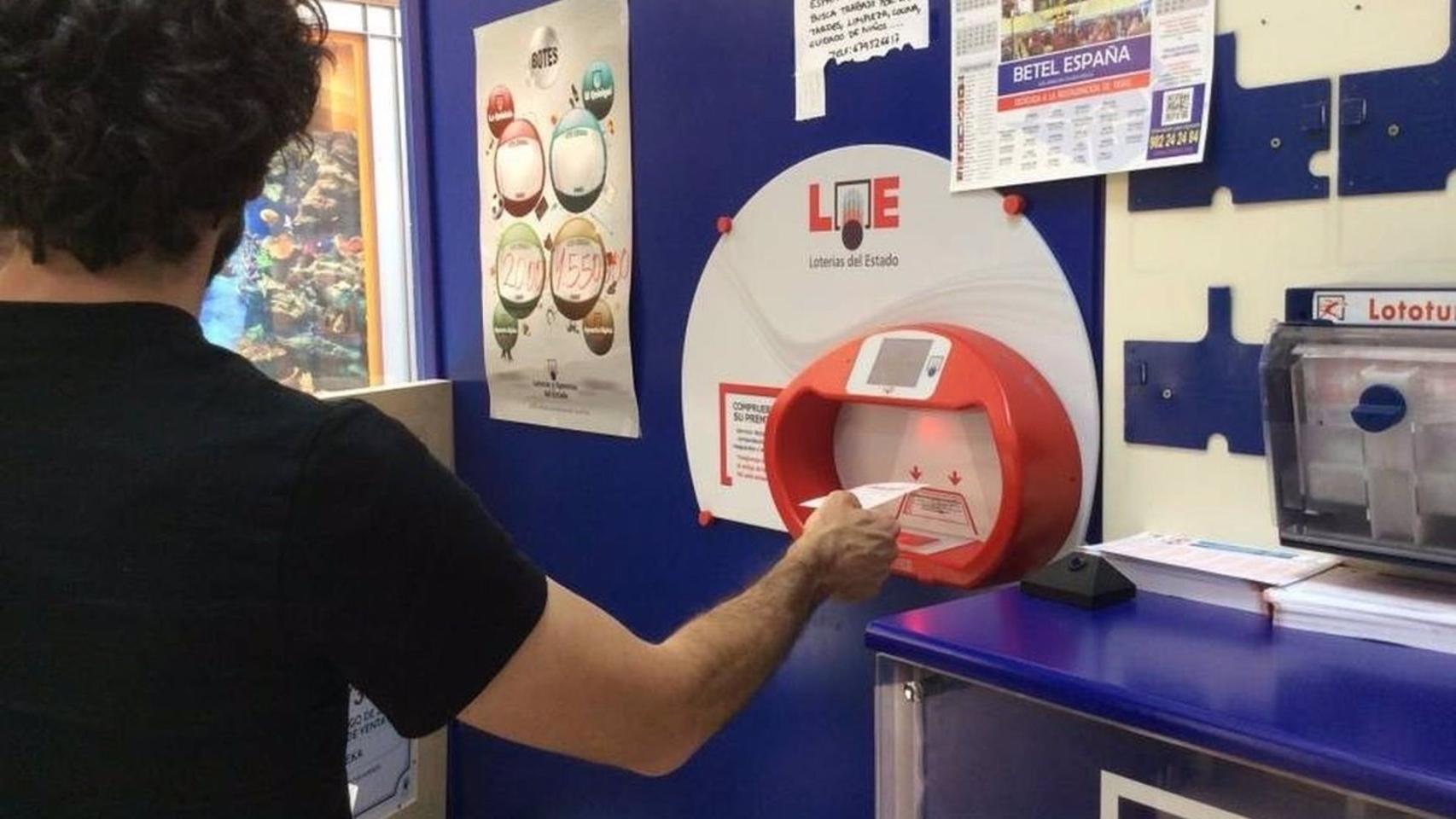 Un usuario comprueba un boleto.