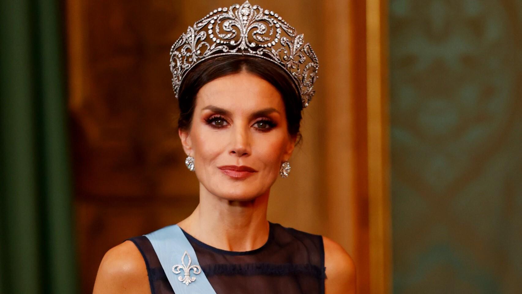 La reina Letizia en su último viaje de Estado, con la tiara de la Flor de Lis y vestido de gala de H&M.