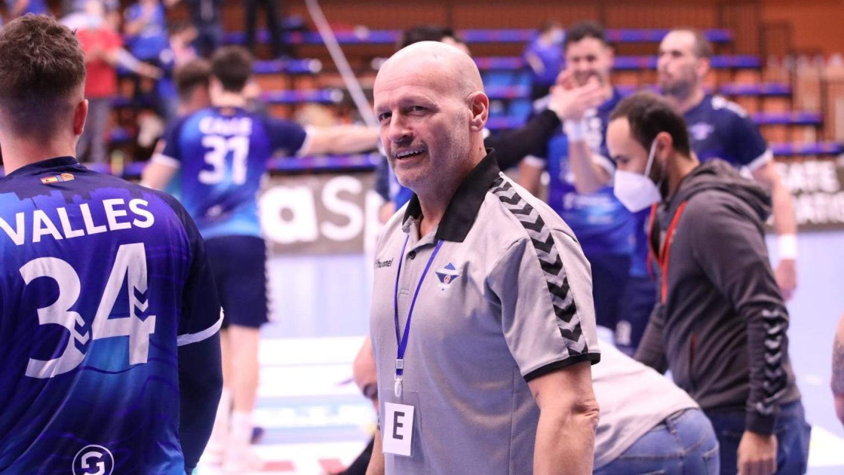 El entrenador del BM Benidorm, Fernando Latorre, confía en la fuerza de su equipo: Podemos competir ante cualquiera.