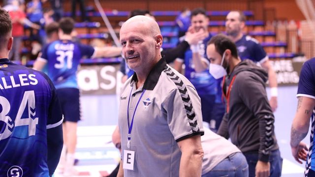 El entrenador del BM Benidorm, Fernando Latorre, confía en la fuerza de su equipo: Podemos competir ante cualquiera.