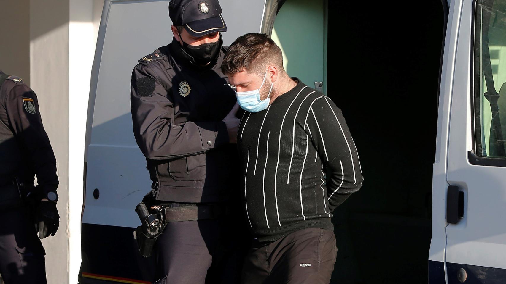 El hombre pasa a disposición judicial en Elche como sospechoso de asesinar a su mujer.