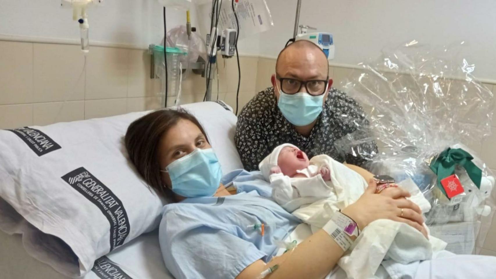 La familia de Ainhoa Santana, en el hospital General Universitario de Elche.
