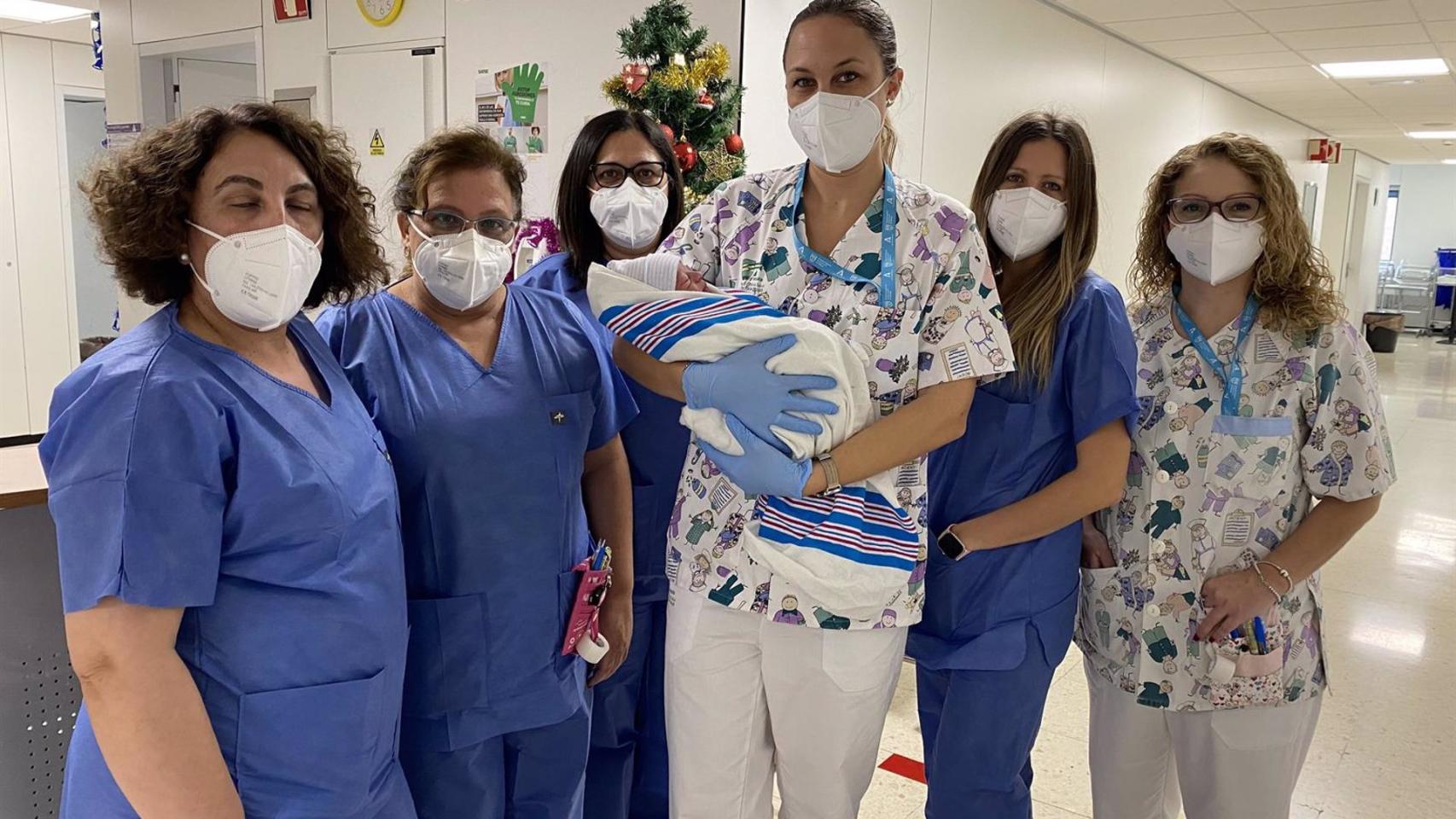 El equipo de enfermería del Materno posa con Adam.