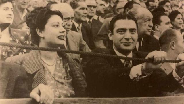 Pepe Blanco junto a la cantante Carmen Morell en una plaza de toros.