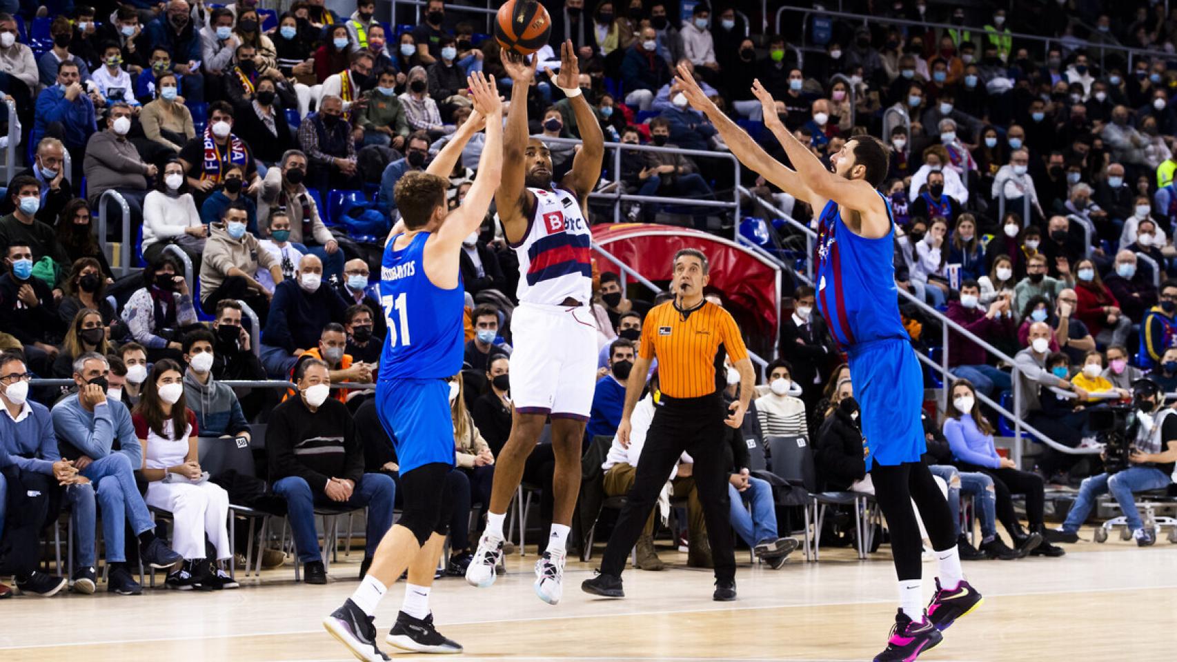 Jayson Granger (Baskonia) lanzando a canasta ante el Barça