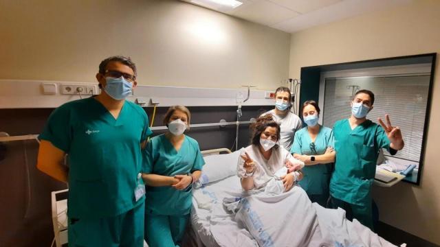 Fernando rodeado de los profesionales del Sacyl y de sus padres