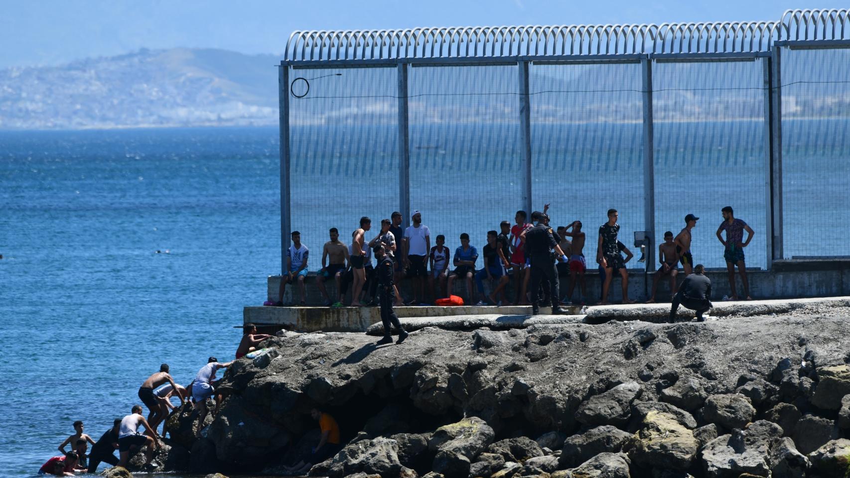 Un grupo de migrantes marroquíes en las inmediaciones de la valla de Ceuta, a 17 de mayo de 2021.