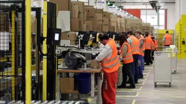 Operarios trabajan en una fábrica.