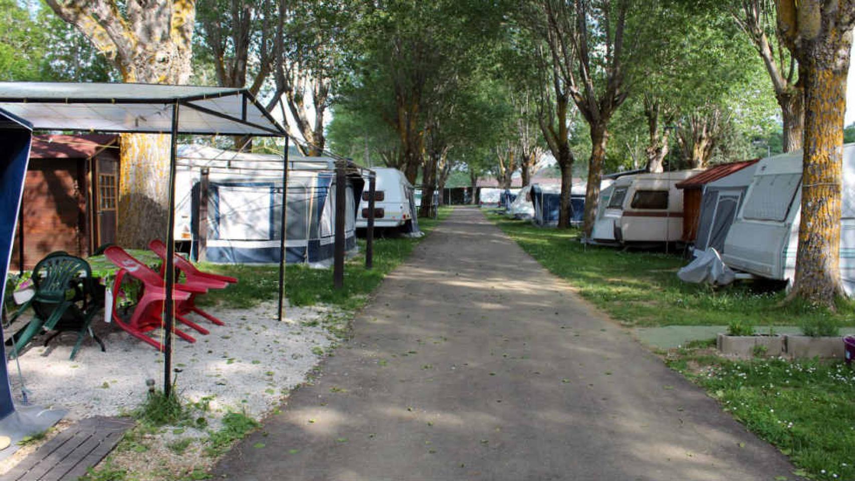 Unas parcelas con tiendas de campañas en un campin.