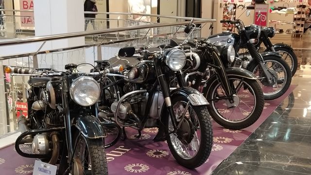 Vallsur acoge una exposición de motos antiguas para celebrar Pingüinos 2022