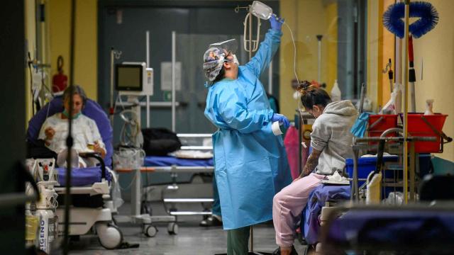Pasillo de un hospital con pacientes covid.