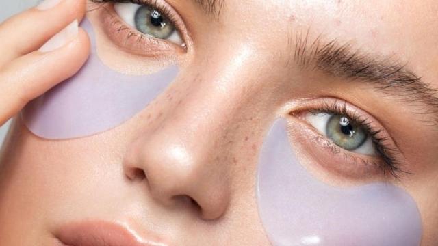 Una modelo aplicándose los parches de ojos.