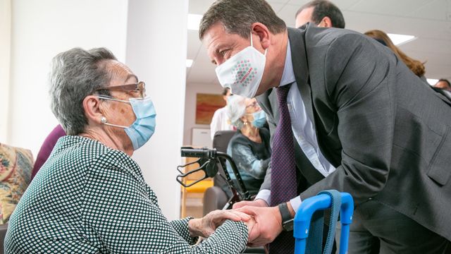 El presidente de Castilla-La Mancha, Emiliano García-Page, saluda a la usuaria de una residencia de la tercera edad.