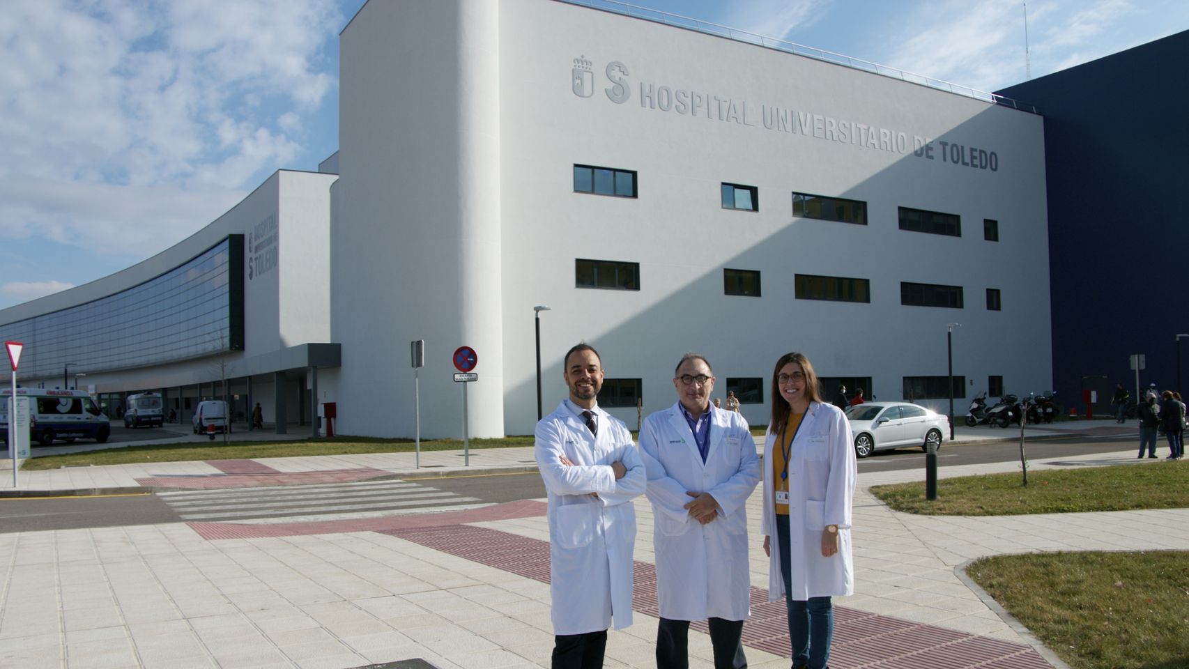 Los cirujanos David Martínez, Javier Lesaga y Jara Hernández, a las puertas del Hospital Universitario de Toledo.