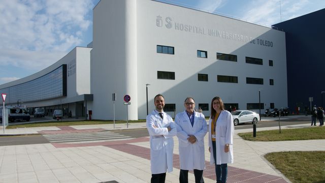 Los cirujanos David Martínez, Javier Lesaga y Jara Hernández, a las puertas del Hospital Universitario de Toledo.